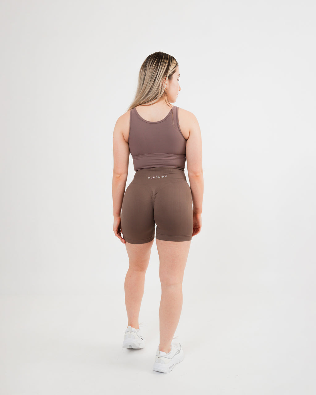 Women's seamless scrunched shorts in Chocolate