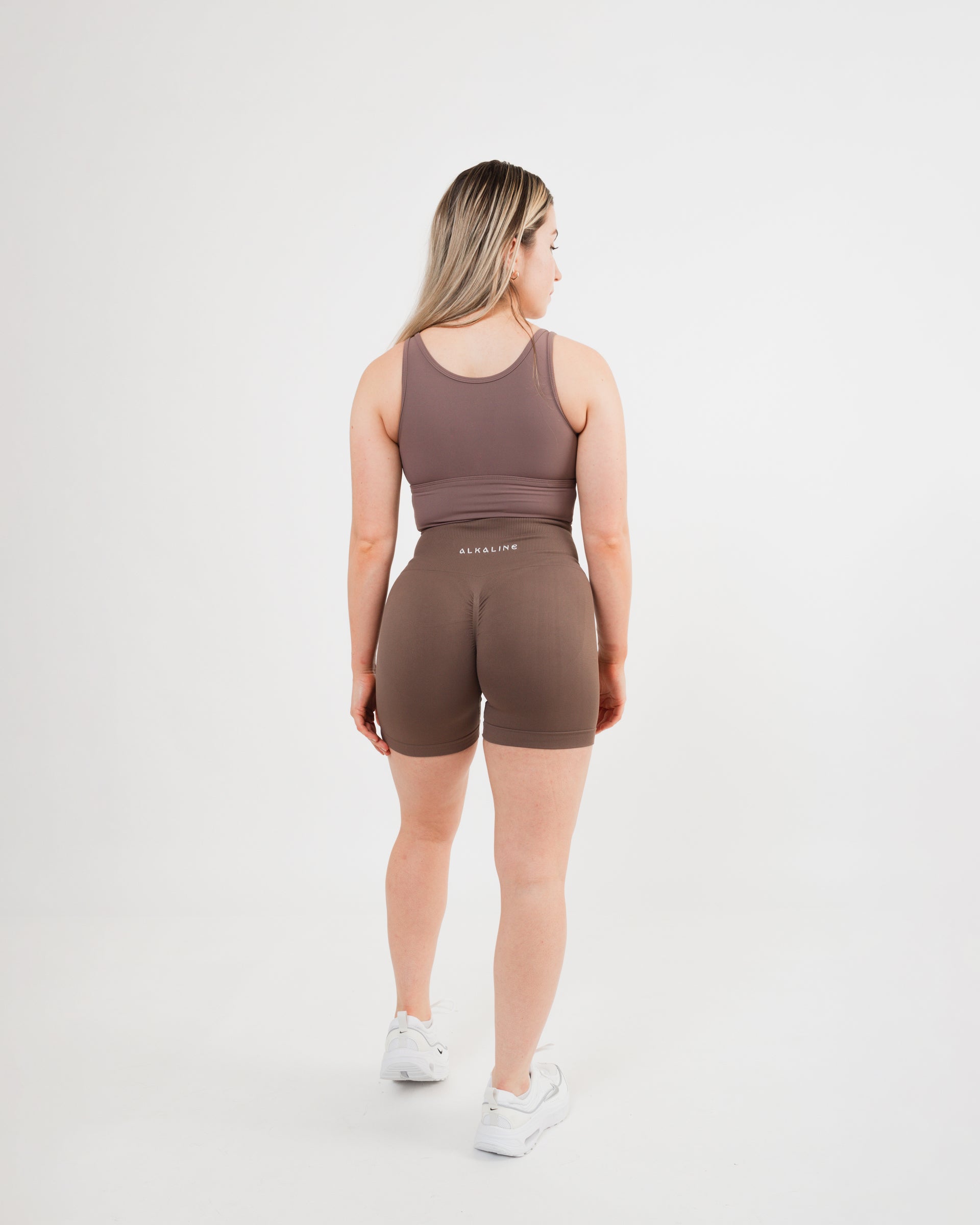Women's seamless scrunched shorts in Chocolate