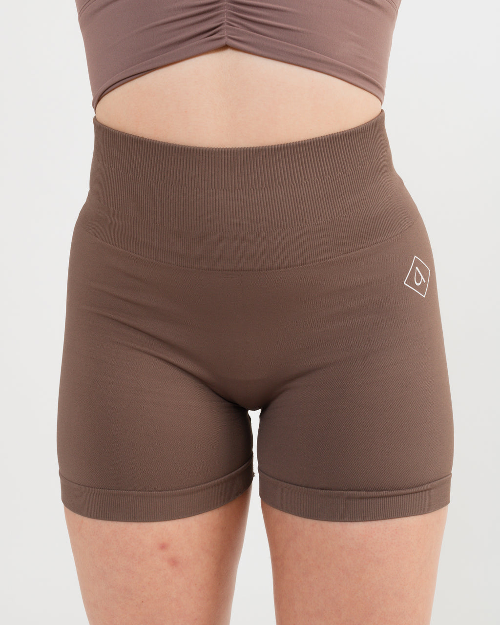 Women's seamless scrunched shorts in Chocolate 