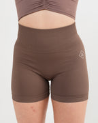 Women's seamless scrunched shorts in Chocolate 