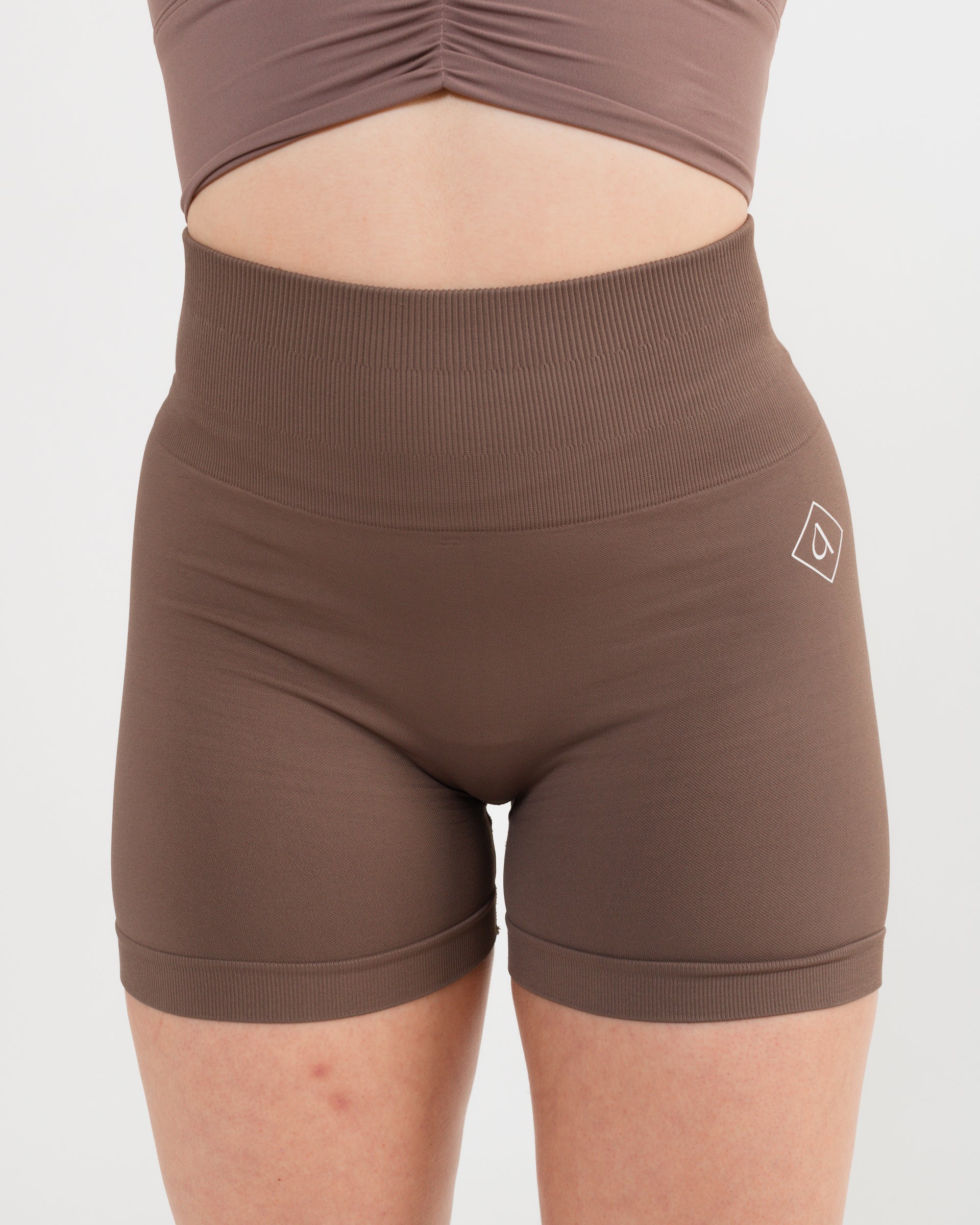 Women's seamless scrunched shorts in Chocolate 