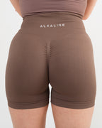 Women's seamless scrunched shorts in Chocolate