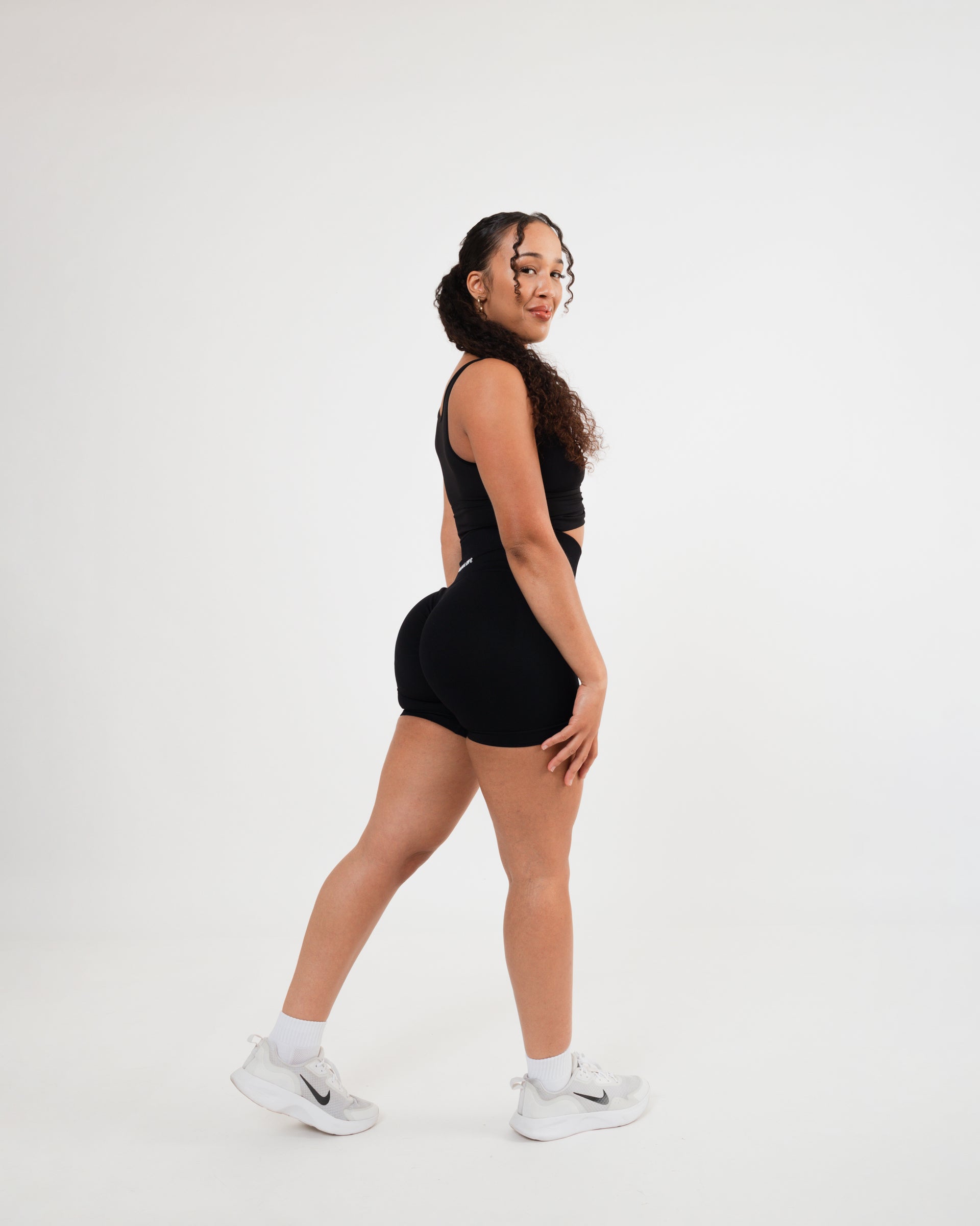 Women's seamless scrunched shorts in Black