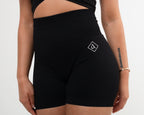 Women's seamless scrunched shorts in Black