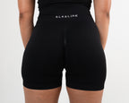 Women's seamless scrunched shorts in Black