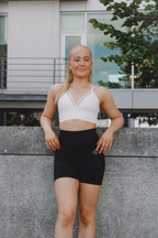 Women's seamless scrunched shorts in Black