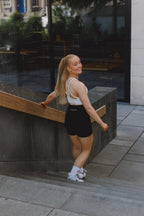 Women's seamless scrunched shorts in Black